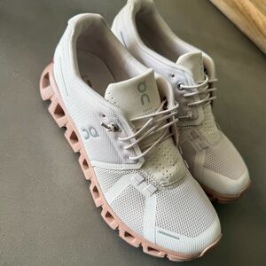 On Cloud 5 Trainers in Sand and Rosebrown